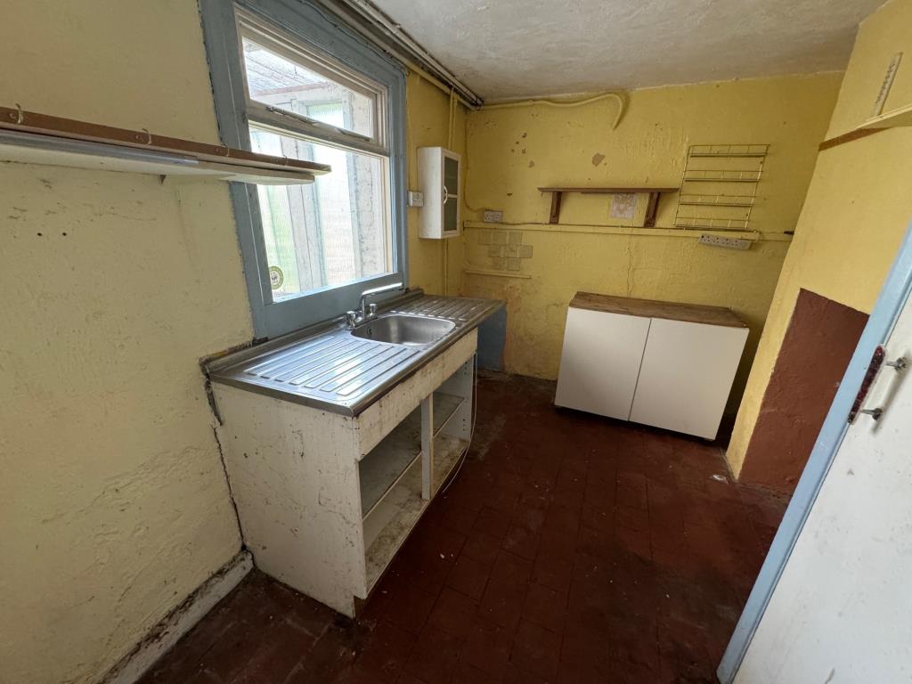 Lot: 31 - TERRACE HOUSE FOR IMPROVEMENT - Kitchen